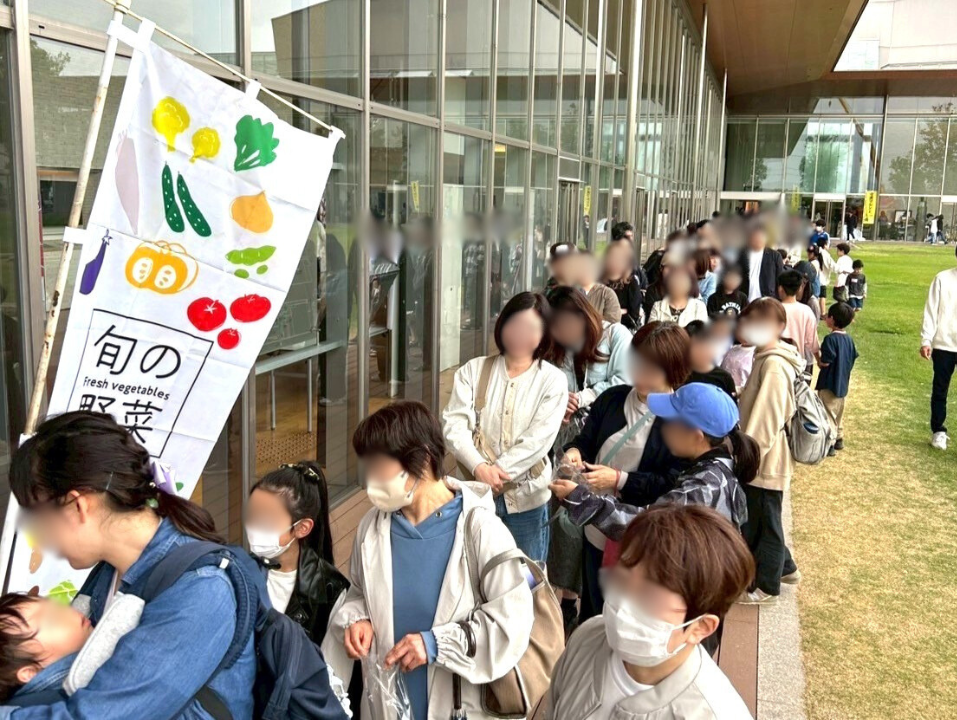 野菜に並ぶ行列
